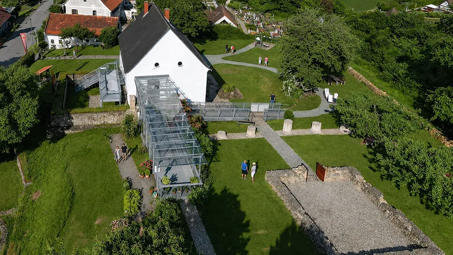Tempelmuseum Frauenberg über Leibnitz mit Glasbau über den römischen Grabungen